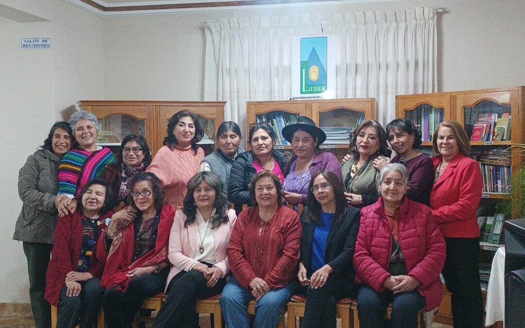 𝐄𝐧𝐜𝐮𝐞𝐧𝐭𝐫𝐨 𝐝𝐞 𝐌𝐮𝐣𝐞𝐫𝐞𝐬 𝐂𝐡𝐮𝐪𝐮𝐢𝐬𝐚𝐜𝐚 𝟐𝟎𝟎𝟐 – 𝟐𝟎𝟐𝟒: 𝐂𝐞𝐥𝐞𝐛𝐫𝐚𝐧𝐝𝐨 𝟐𝟐 𝐀ñ𝐨𝐬 𝐝𝐞 𝐓𝐫𝐚𝐲𝐞𝐜𝐭𝐨𝐫𝐢𝐚𝐬 𝐂𝐨𝐦𝐩𝐚𝐫𝐭𝐢𝐝𝐚𝐬